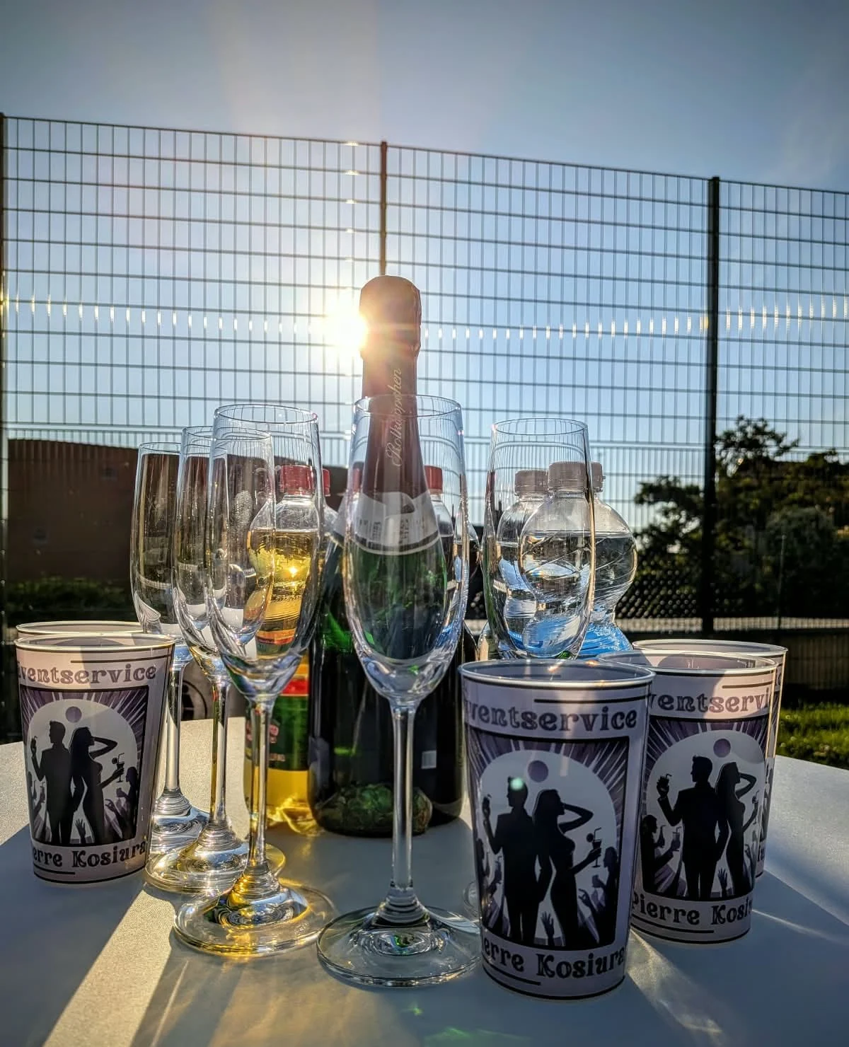Sektgläser und Becher mit dem Logo vom Eventservice Pierre Kosiura